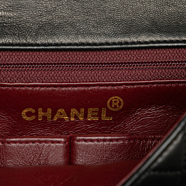 Chanel Square Quilted Cuir d’agneau Simple rabat Noir