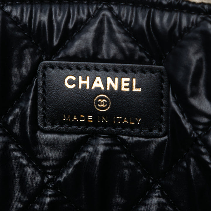Chanel Medium Bicolor Caviar and Iridescent Cuir de veau O Étui Pochette Doré – GABY PARIS Authentique
