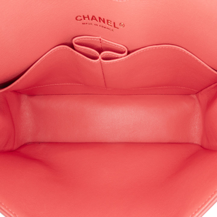 Chanel Medium Classic Chevron Cuir d’agneau Double rabat Rouge – GABY PARIS Authentique