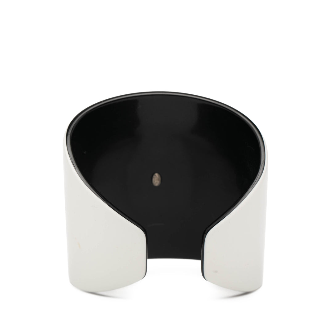 Chanel Resin CC Logo Cuff Bracelet Blanc – GABY PARIS Authentique