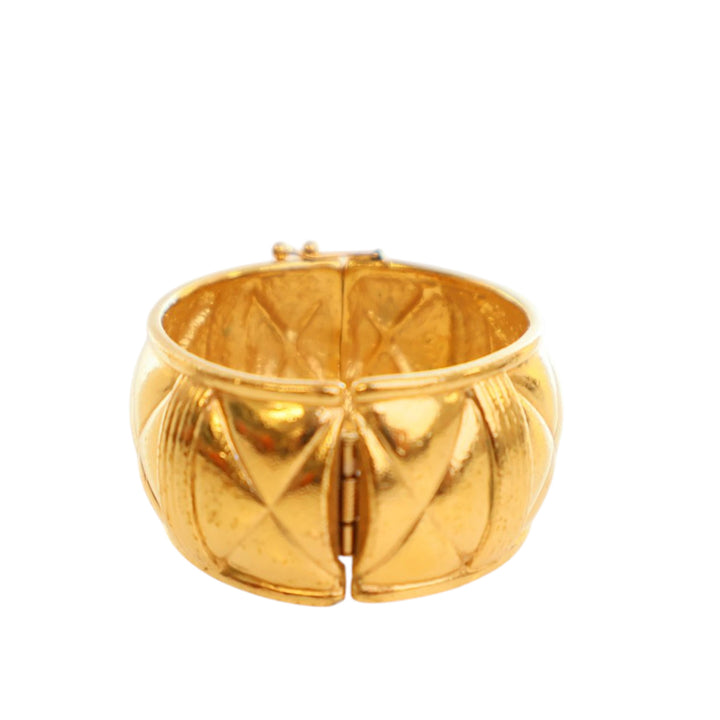 Chanel CC Doré Plated Quilted Wide Cuff Bracelet Doré – GABY PARIS Authentique