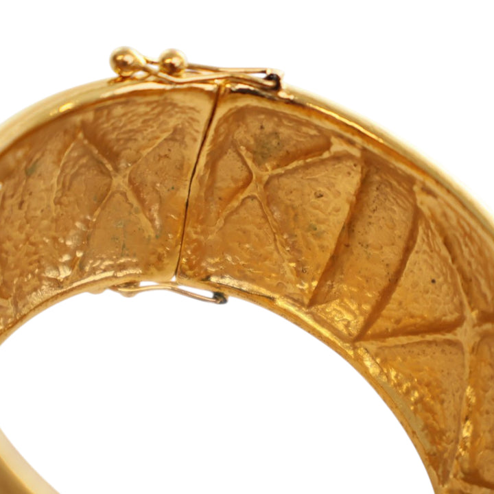 Chanel CC Doré Plated Quilted Wide Cuff Bracelet Doré – GABY PARIS Authentique