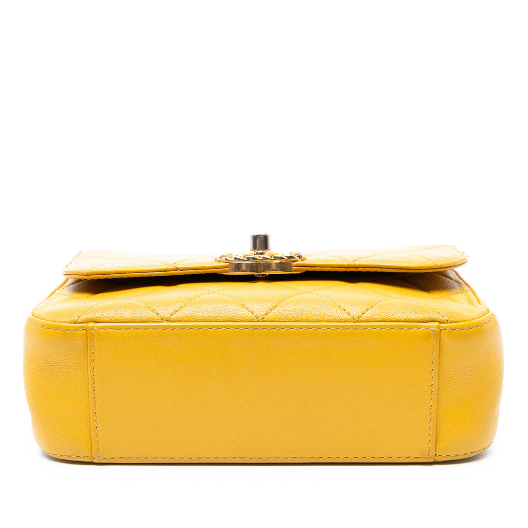 Chanel Small Quilted Cuir d’agneau Chain Infinity Top Handle Bag Jaune – GABY PARIS Authentique