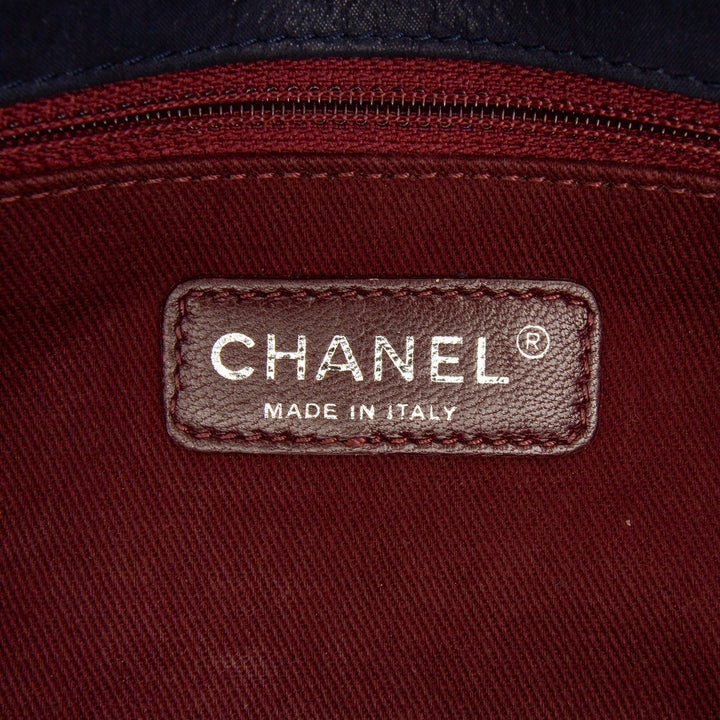 Chanel Chocolate Bar Iridescent Cuir de veau Bubble Flap Bleu – GABY PARIS Authentique