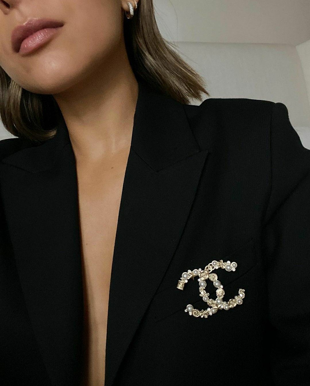 La broche signe son grand retour : la tendance bijoux à suivre en 2026