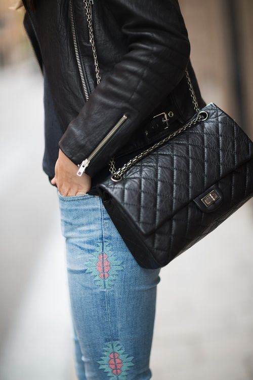 Sac Chanel 2.55 matelassé noir porté à l'épaule avec perfecto en cuir — sélection Chanel 2.55 seconde main GABY PARIS