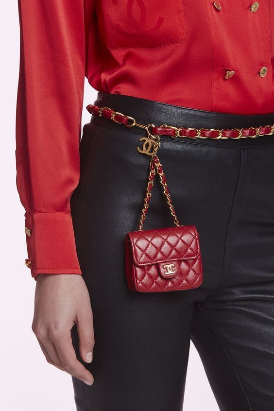 Sac banane Chanel porté à la taille