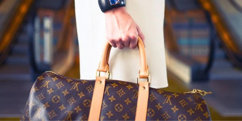 Cuir vachetta d'un sac Louis Vuitton en toile Monogram — sélection sacs de voyage GABY PARIS