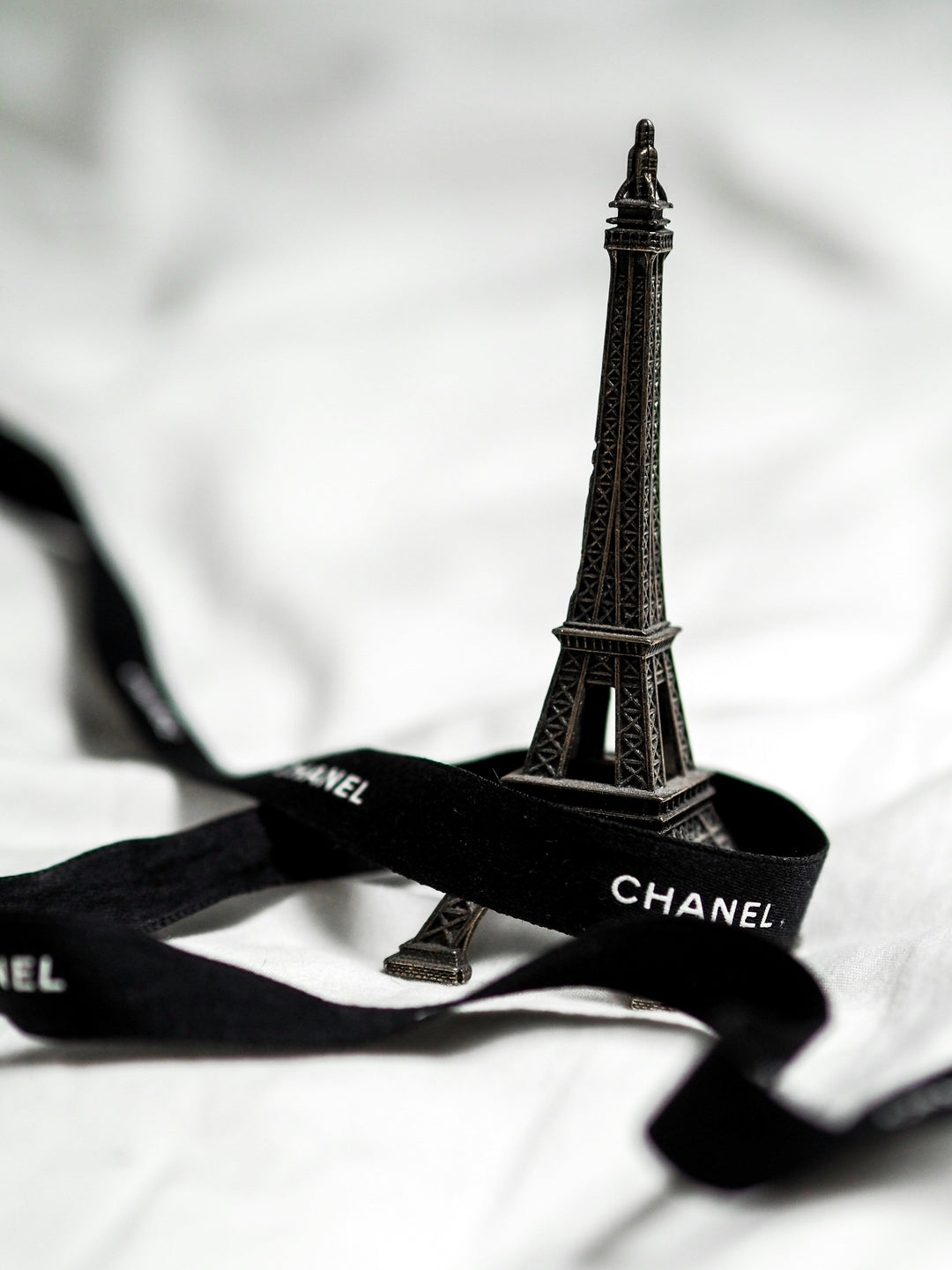Ruban Chanel et tour Eiffel — pièces disponibles immédiatement à Paris