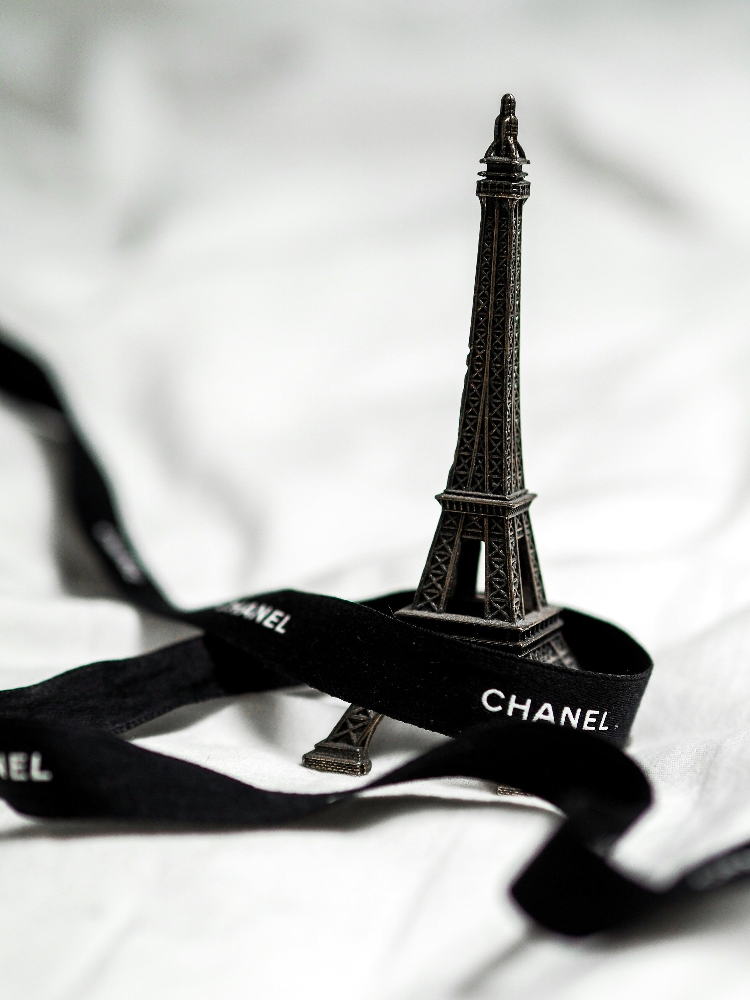Ruban Chanel et tour Eiffel — pièces disponibles immédiatement à Paris