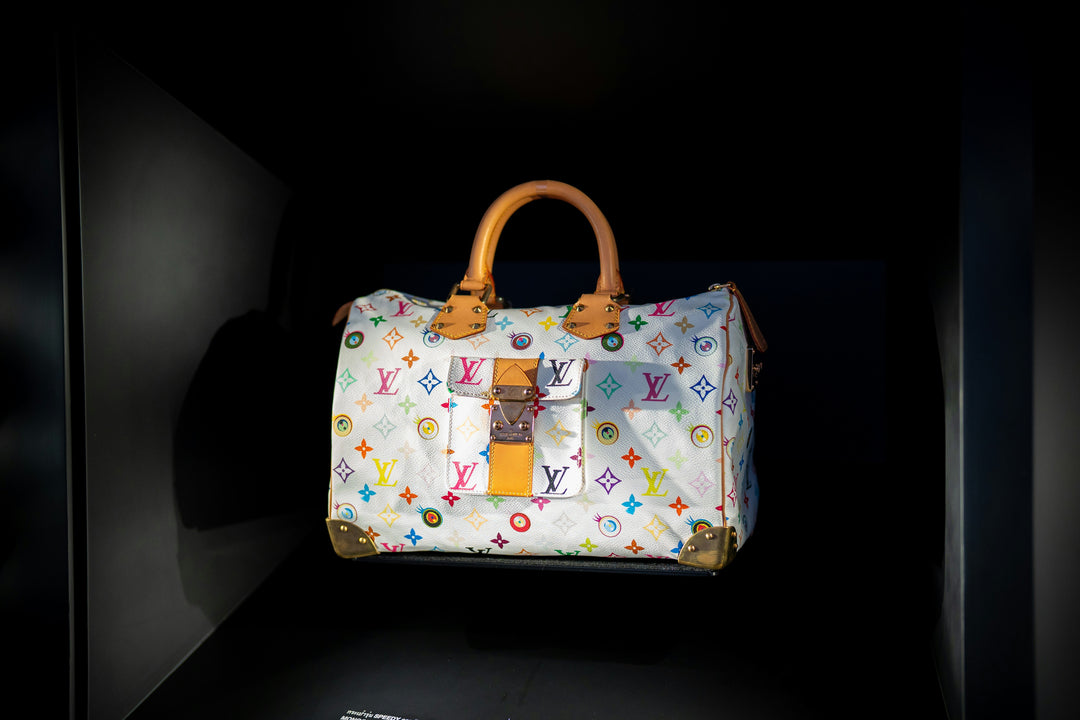 Sac Louis Vuitton Speedy Monogram Multicolore blanc de la collaboration Takashi Murakami en vitrine — sélection GABY PARIS