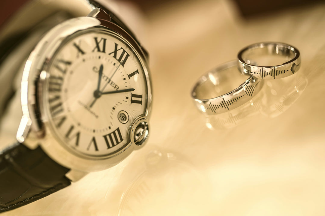 Montre Cartier Ballon Bleu et deux alliances en or blanc — sélection joaillerie et horlogerie GABY PARIS