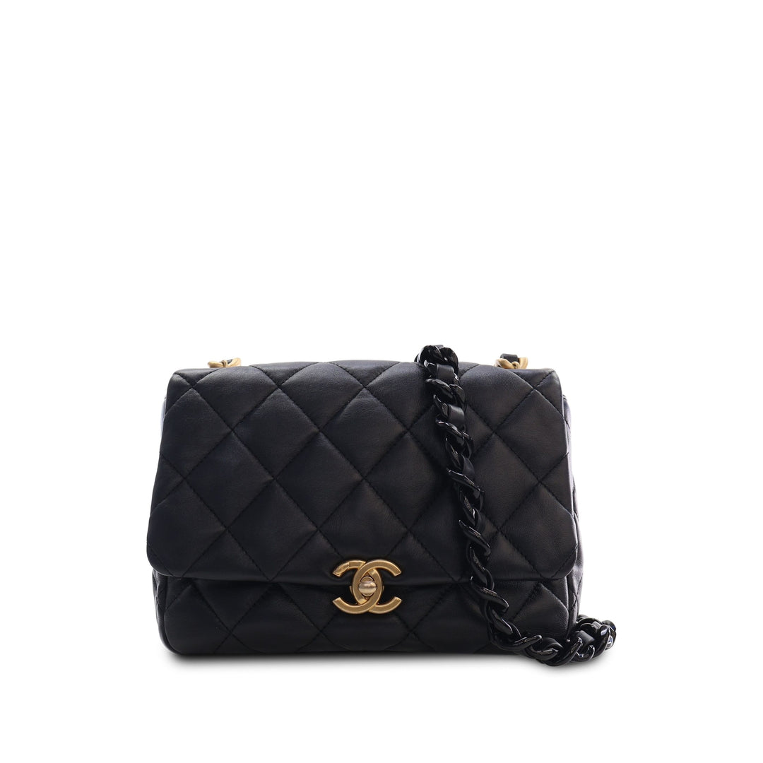 Chanel Sac bandoulière Matelassé Lacquered Chaîne à rabat Petit Cuir d'agneau Noir – vue principale – GABY PARIS