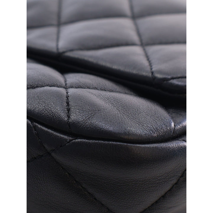 Chanel Sac bandoulière Matelassé Lacquered Chaîne à rabat Petit Cuir d'agneau Noir – vue 10 – GABY PARIS
