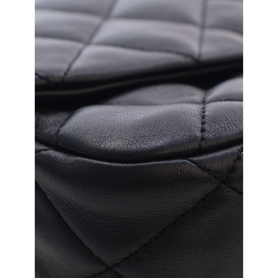 Chanel Sac bandoulière Matelassé Lacquered Chaîne à rabat Petit Cuir d'agneau Noir – vue 11 – GABY PARIS