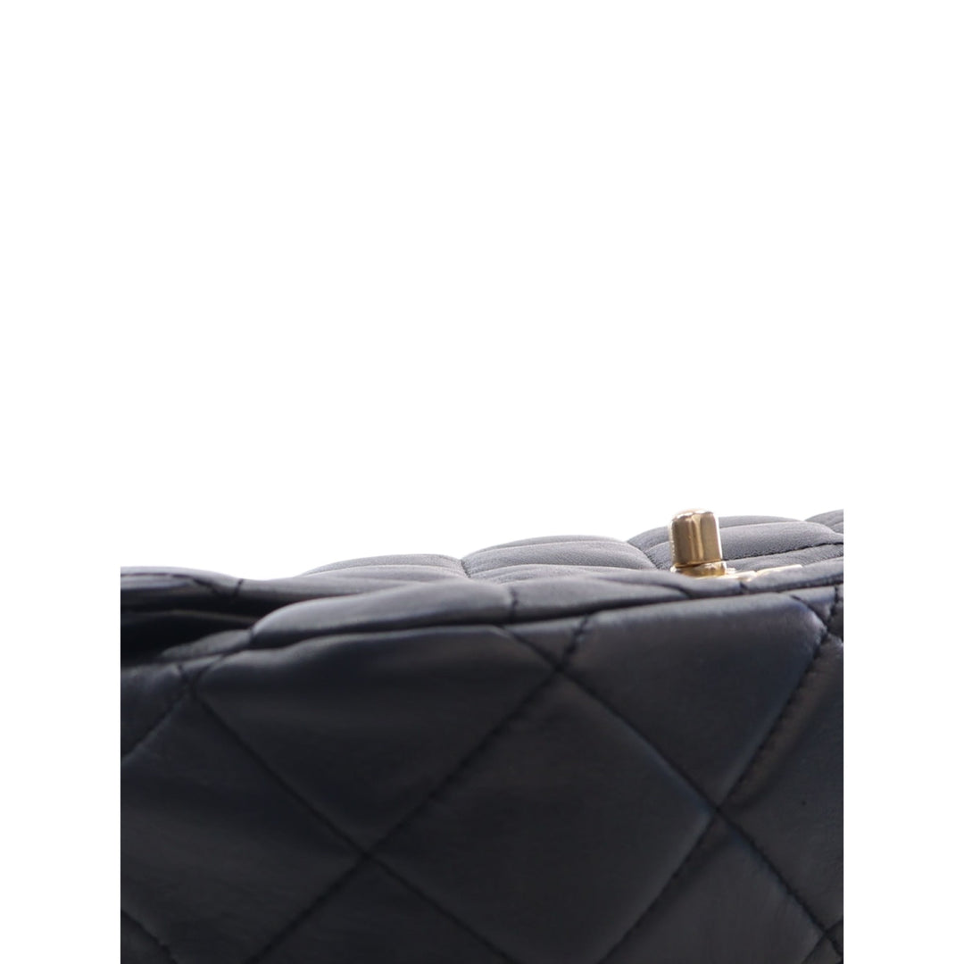 Chanel Sac bandoulière Matelassé Lacquered Chaîne à rabat Petit Cuir d'agneau Noir – vue 15 – GABY PARIS