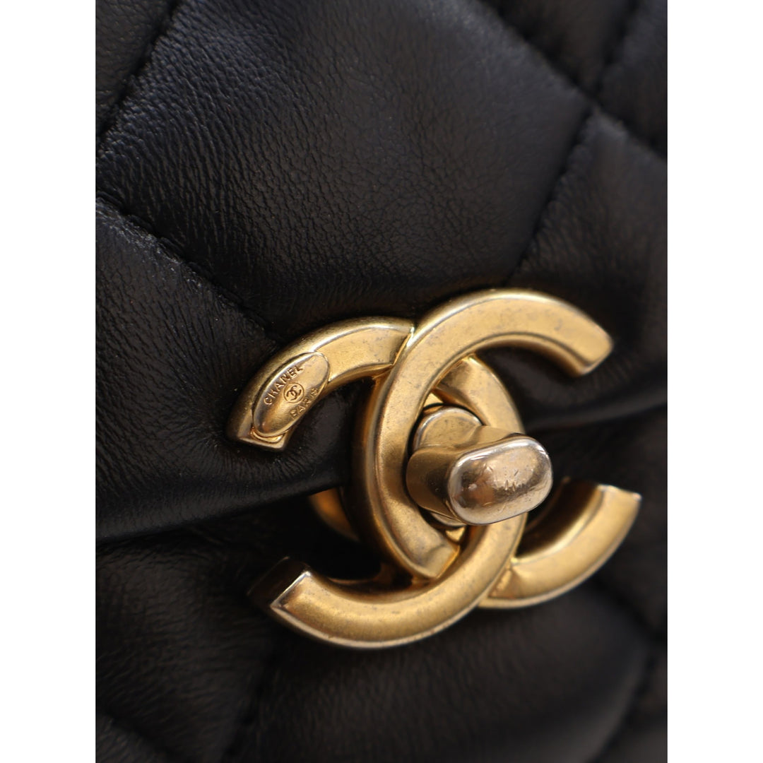 Chanel Sac bandoulière Matelassé Lacquered Chaîne à rabat Petit Cuir d'agneau Noir – vue 4 – GABY PARIS