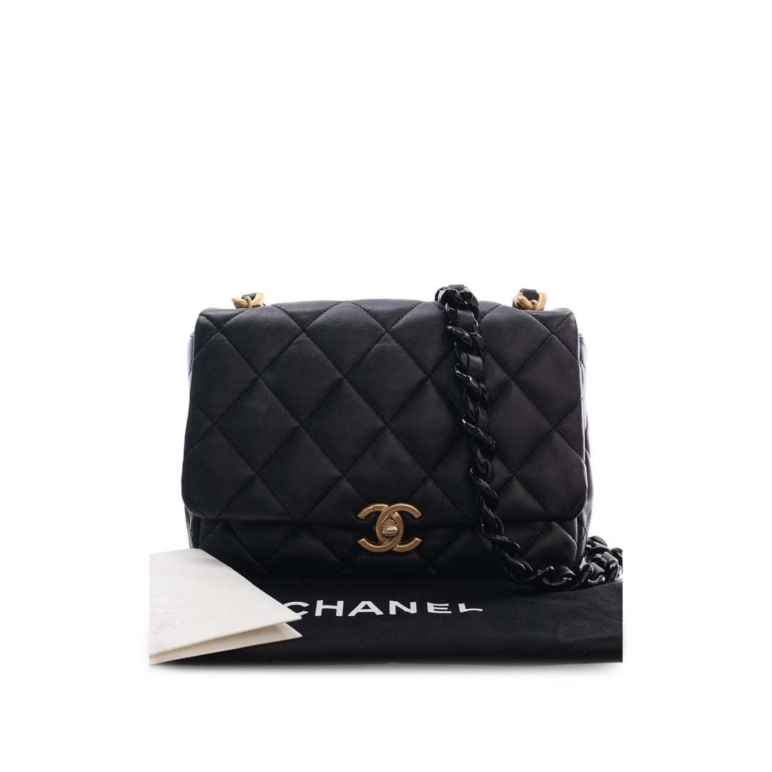 Chanel Sac bandoulière Matelassé Lacquered Chaîne à rabat Petit Cuir d'agneau Noir – vue 5 – GABY PARIS