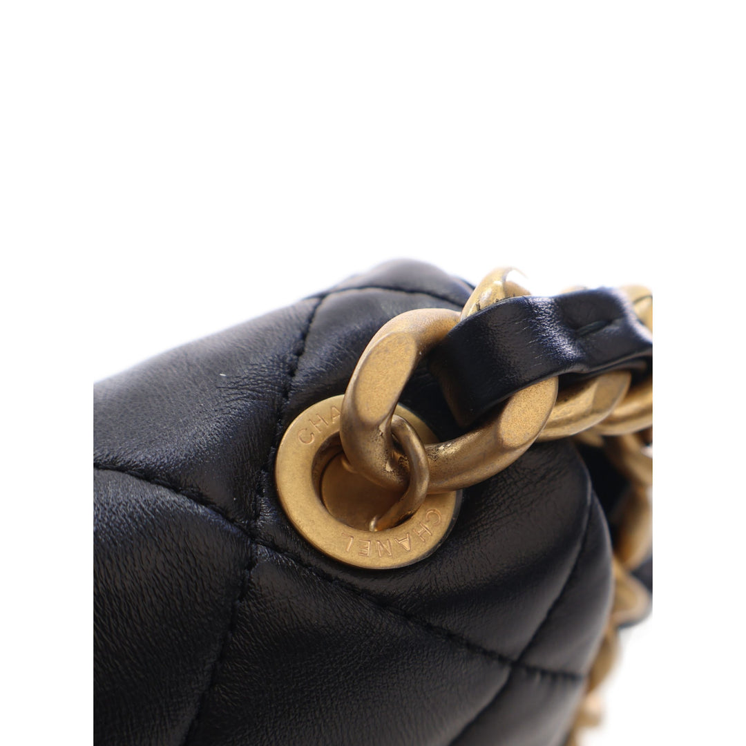 Chanel Sac bandoulière Matelassé Lacquered Chaîne à rabat Petit Cuir d'agneau Noir – vue 8 – GABY PARIS