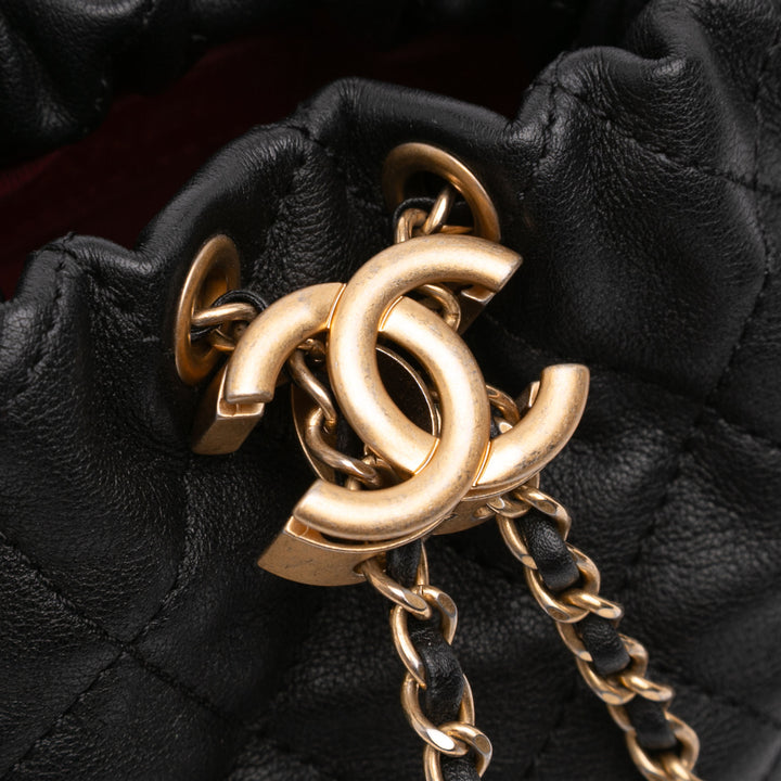 Chanel Mini Matelassé Cuir de veau About Perles Drawstring Bucket Sac