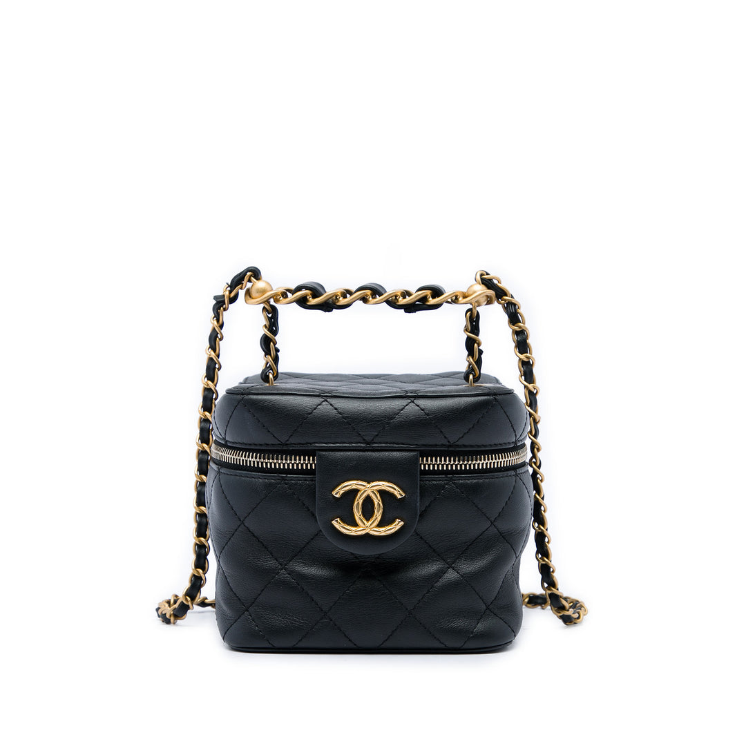 Chanel Matelassé Chaîne Bar Vanity avec chaîne Petit Cuir de veau Noir – vue principale – GABY PARIS