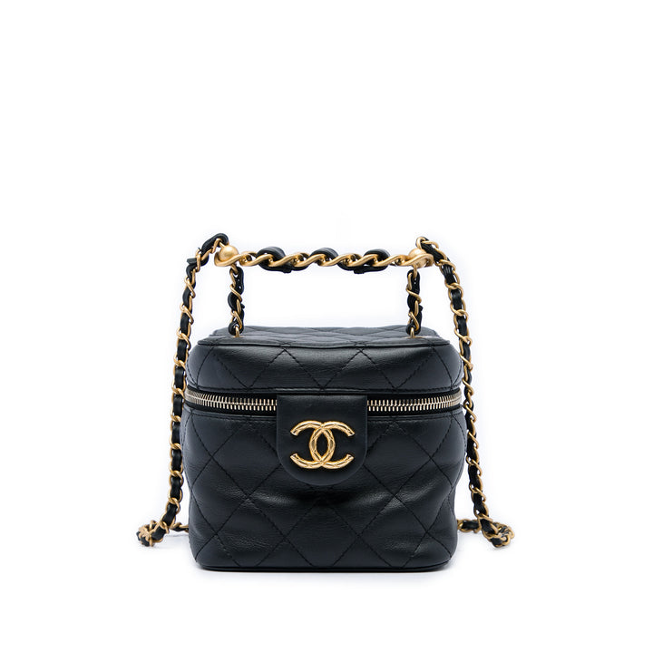 Chanel Matelassé Chaîne Bar Vanity avec chaîne Petit Cuir de veau Noir – vue principale – GABY PARIS