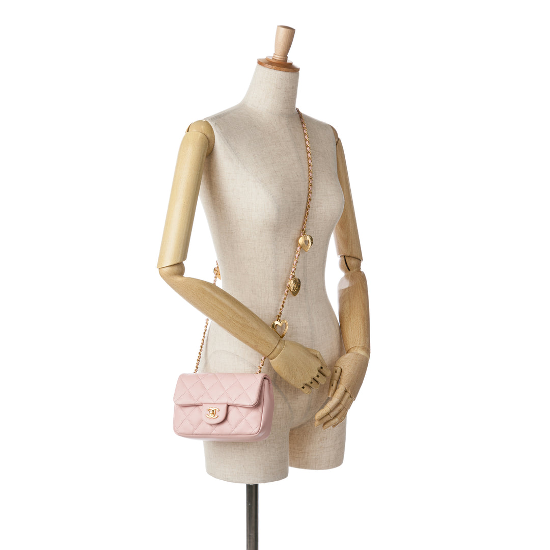 Chanel Mini Matelassé Cuir d’agneau Heart Charms à rabat