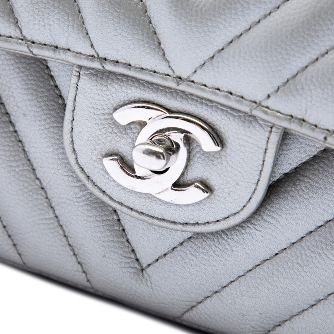 Chanel Medium Classic Chevron Metallic Caviar Double rabat