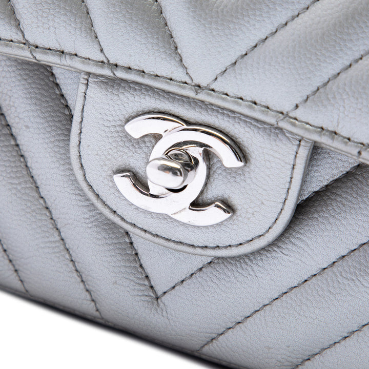 Chanel Medium Classic Chevron Metallic Caviar Double rabat