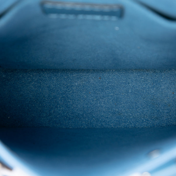 Louis Vuitton Sac à main Plat Épi Bleu – vue 4 – GABY PARIS