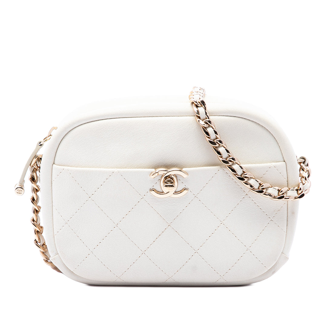 Chanel Sac caméra Matelassé Casual Trip Petit Cuir de chèvre Blanc – vue principale – GABY PARIS