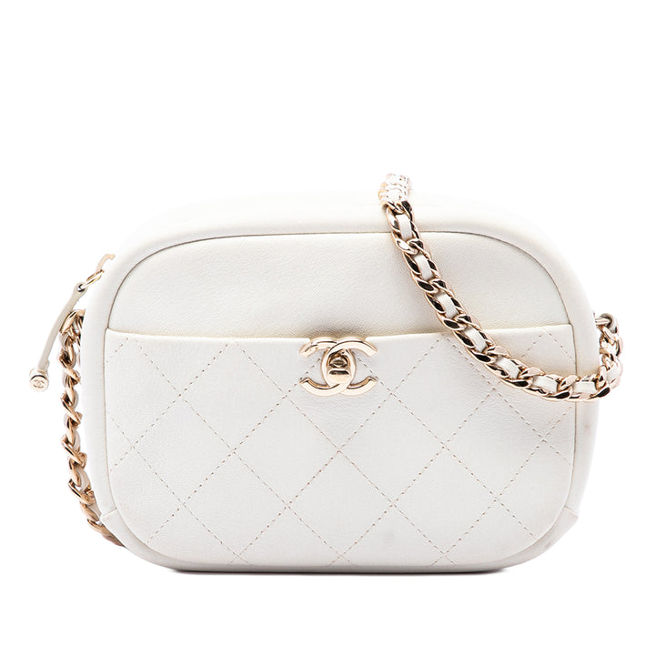 Chanel Sac caméra Matelassé Casual Trip Petit Cuir de chèvre Blanc – vue principale – GABY PARIS