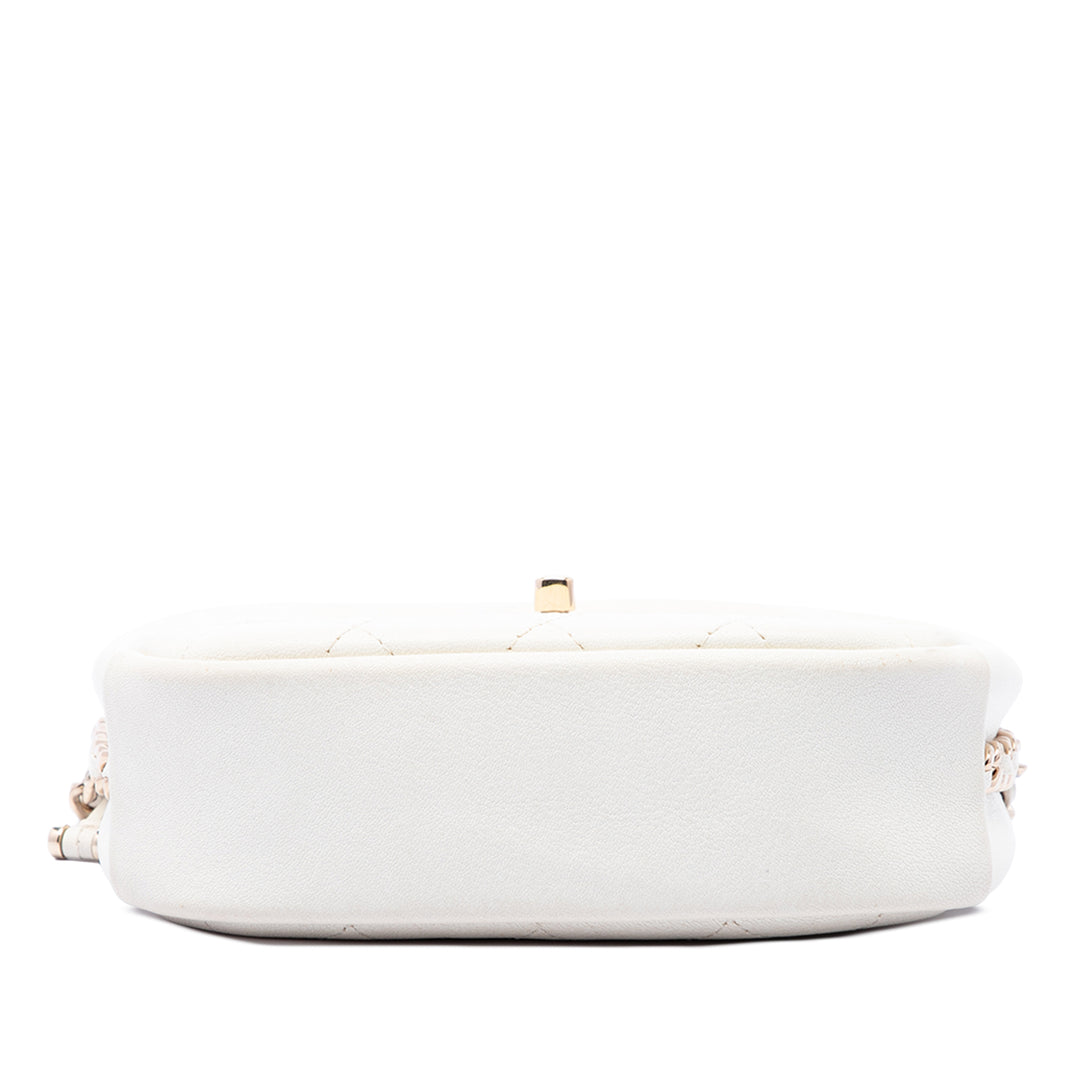 Chanel Sac caméra Matelassé Casual Trip Petit Cuir de chèvre Blanc – vue 3 – GABY PARIS