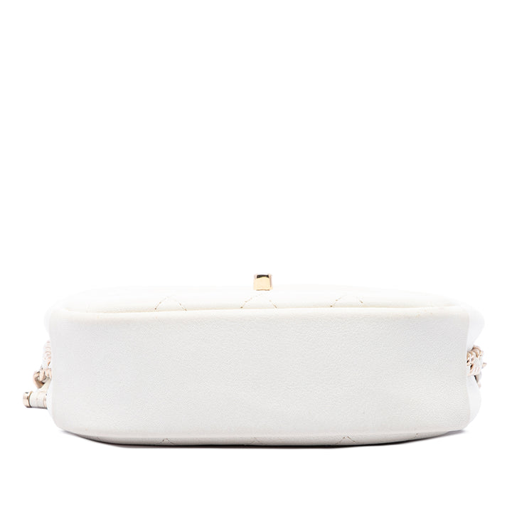 Chanel Sac caméra Matelassé Casual Trip Petit Cuir de chèvre Blanc – vue 3 – GABY PARIS