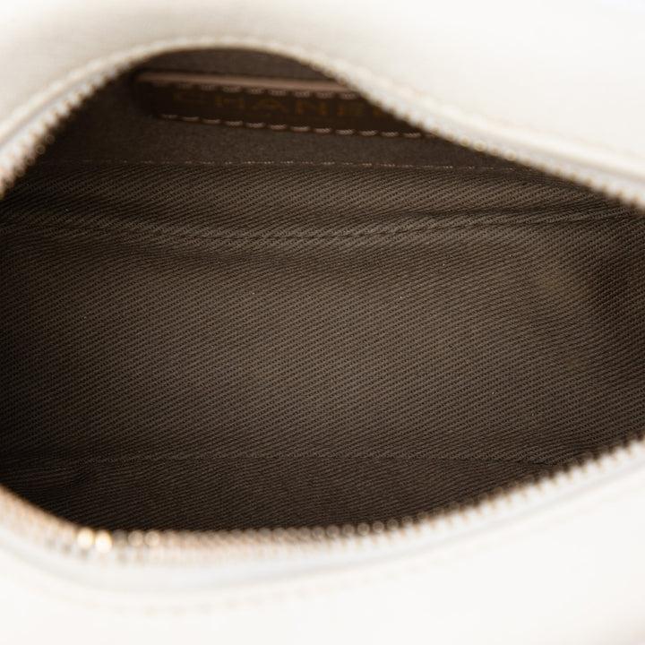 Chanel Sac caméra Matelassé Casual Trip Petit Cuir de chèvre Blanc – vue 4 – GABY PARIS