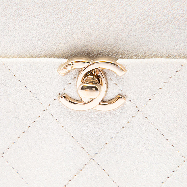 Chanel Sac caméra Matelassé Casual Trip Petit Cuir de chèvre Blanc – vue 5 – GABY PARIS