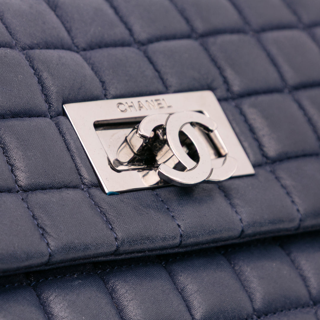 Chanel Chocolate Bar Iridescent Cuir de veau Bubble à rabat