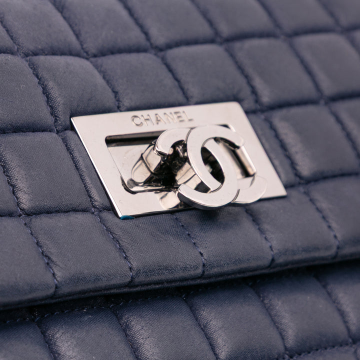 Chanel Chocolate Bar Iridescent Cuir de veau Bubble à rabat