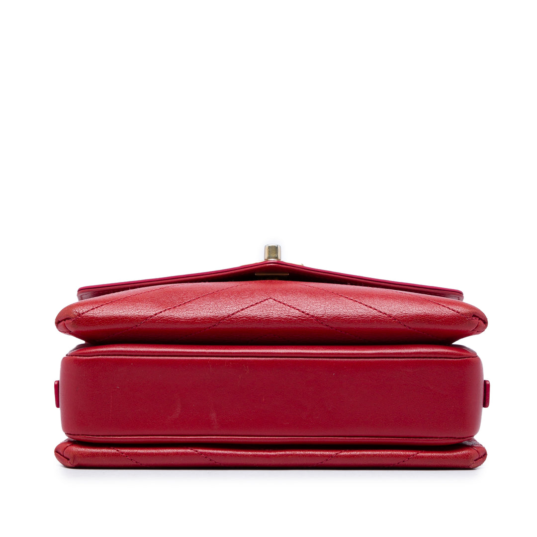 Chanel Chevron Enveloppe surpiquée à rabat Petit Cuir d'agneau Rouge – vue 3 – GABY PARIS