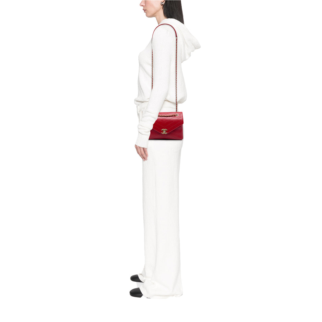 Chanel Chevron Enveloppe surpiquée à rabat Petit Cuir d'agneau Rouge – vue 5 – GABY PARIS