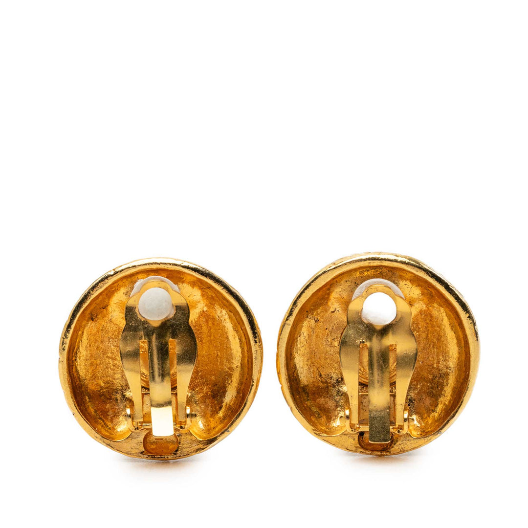 Chanel plaqué Logo Engraved À clip Boucles d'oreilles Doré – vue 3 – GABY PARIS