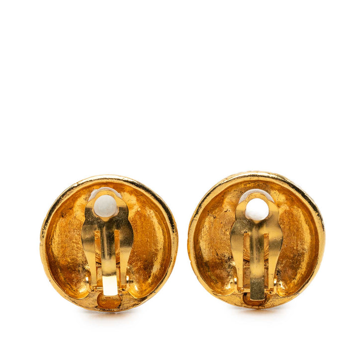 Chanel plaqué Logo Engraved À clip Boucles d'oreilles Doré – vue 3 – GABY PARIS