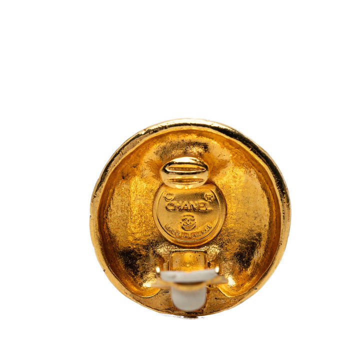 Chanel plaqué Logo Engraved À clip Boucles d'oreilles Doré – vue 4 – GABY PARIS