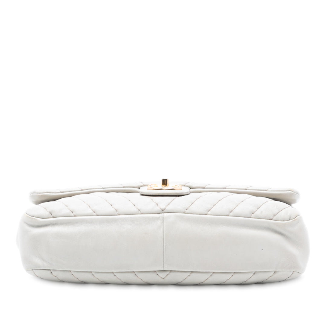 Chanel Jumbo Chevron Cuir de veau Surpique à rabat