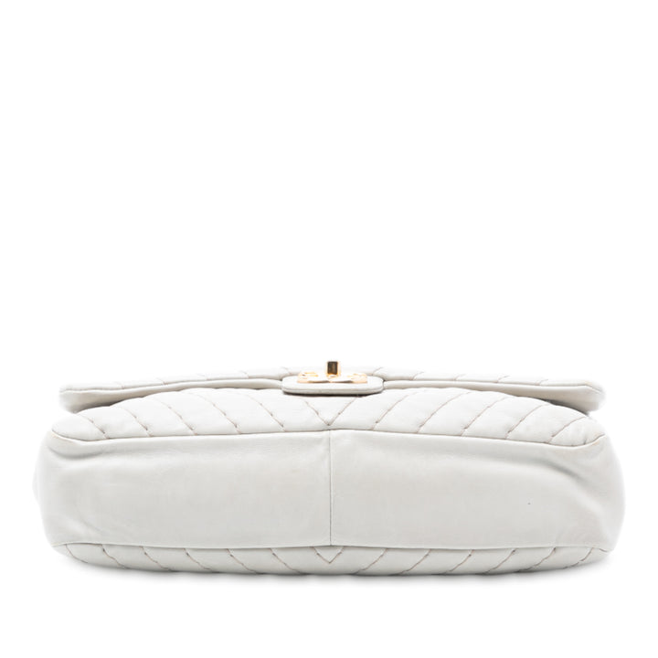 Chanel Jumbo Chevron Cuir de veau Surpique à rabat