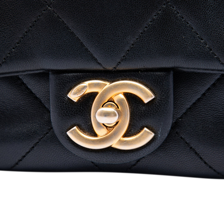 Chanel Sac à main Matelassé In The Loop à rabat Mini Cuir d'agneau Noir – vue 5 – GABY PARIS