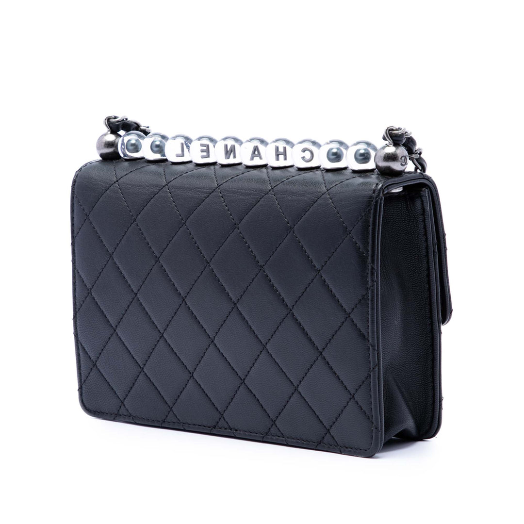 Chanel Medium Matelassé Cuir de chèvre Chic Perles à rabat