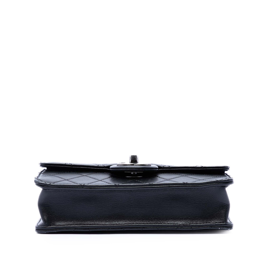 Chanel Medium Matelassé Cuir de chèvre Chic Perles à rabat