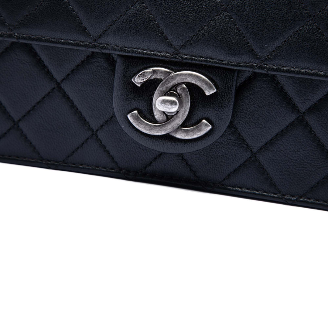Chanel Medium Matelassé Cuir de chèvre Chic Perles à rabat