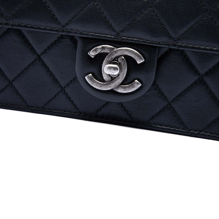 Chanel Medium Matelassé Cuir de chèvre Chic Perles à rabat